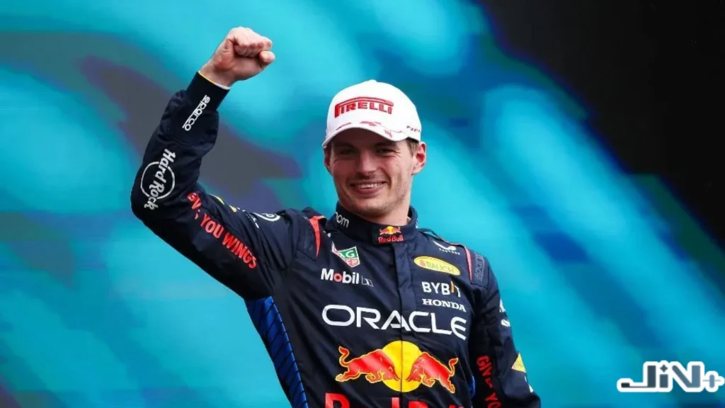 維斯塔潘（Max Verstappen）領獎慶祝圖，解析維斯塔潘生涯數據與現役 F1 車手排名優勢。