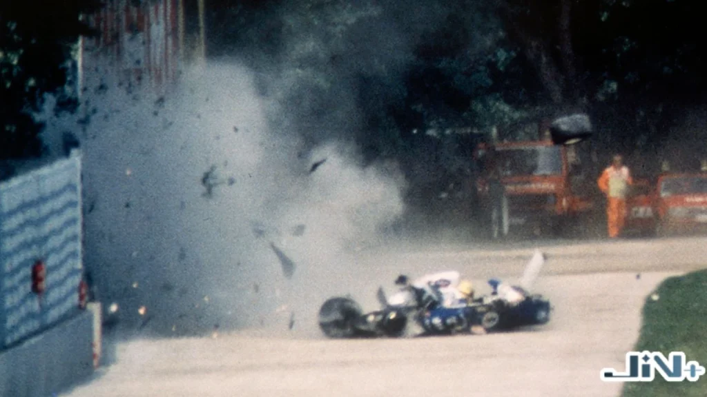 1994年F1聖馬利諾大賽伊莫拉賽道，Ayrton Senna所駕駛的威廉斯賽車在坦布萊羅彎道（Tamburello）高速撞牆、現場黑煙與碎片四散的慘烈瞬間。