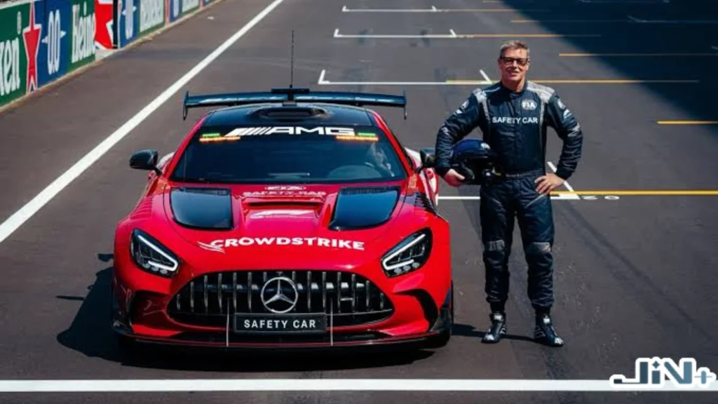 F1 Safety Car實體安全車特寫,展示紅色梅賽德斯-AMG GT Black Series官方安全車與資深駕駛員梅蘭德在賽道上的合照。