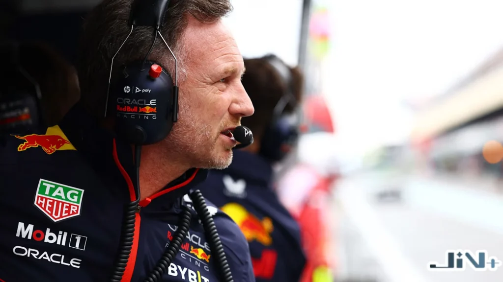 前紅牛車隊領隊霍納（Christian Horner）在賽道維修區前方，戴著車隊通訊耳機專注指揮的側臉特寫。
