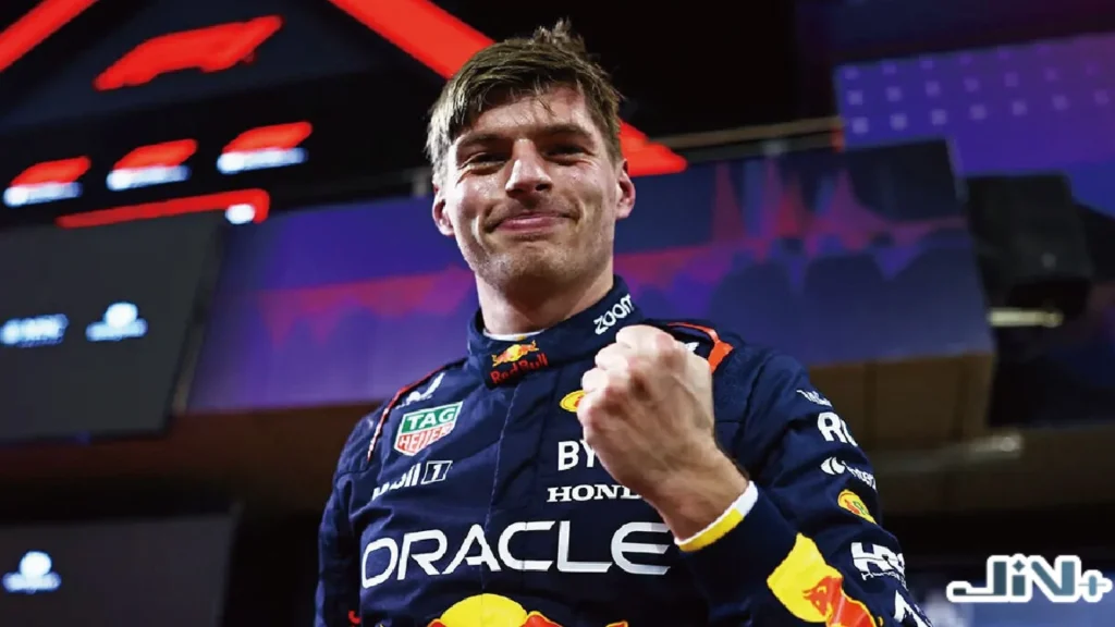 紅牛車隊車手馬克斯·維斯塔潘（Max Verstappen）身穿深藍色 Oracle 賽車服，面對鏡頭霸氣握拳展現勝利姿態。