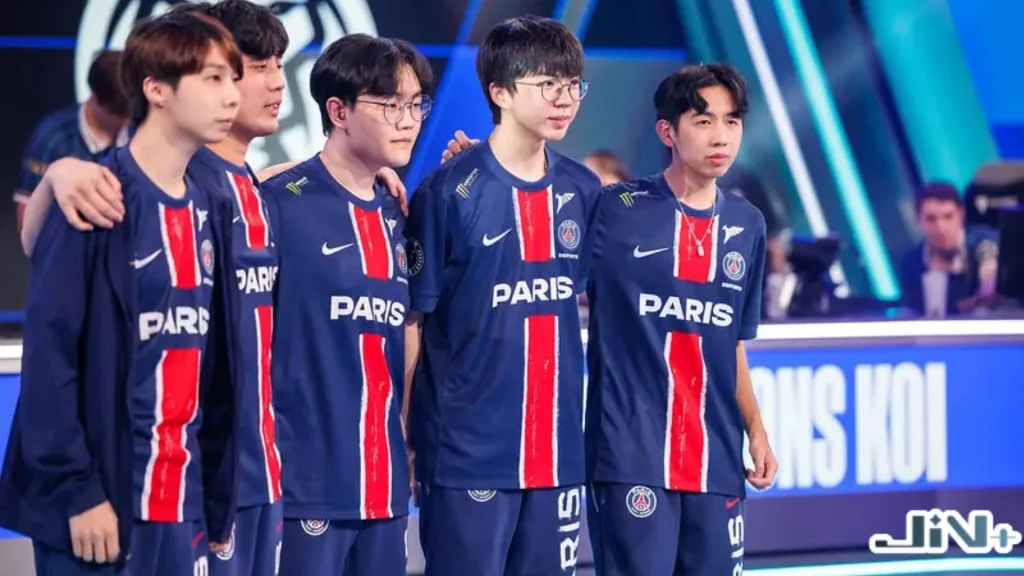 PSG戰隊2026成員身穿大巴黎聯名隊服於英雄聯盟世界大賽舞台的實景合照。